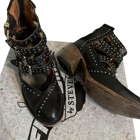 Freebird Felicity by Steven - Black Strappy w/chunky Block Heel - Picture 5 of 7